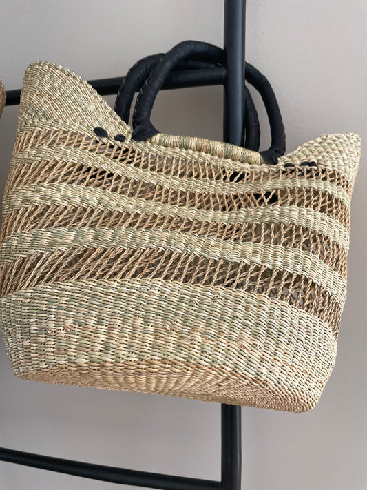 Bolga opengewerkte rieten mand