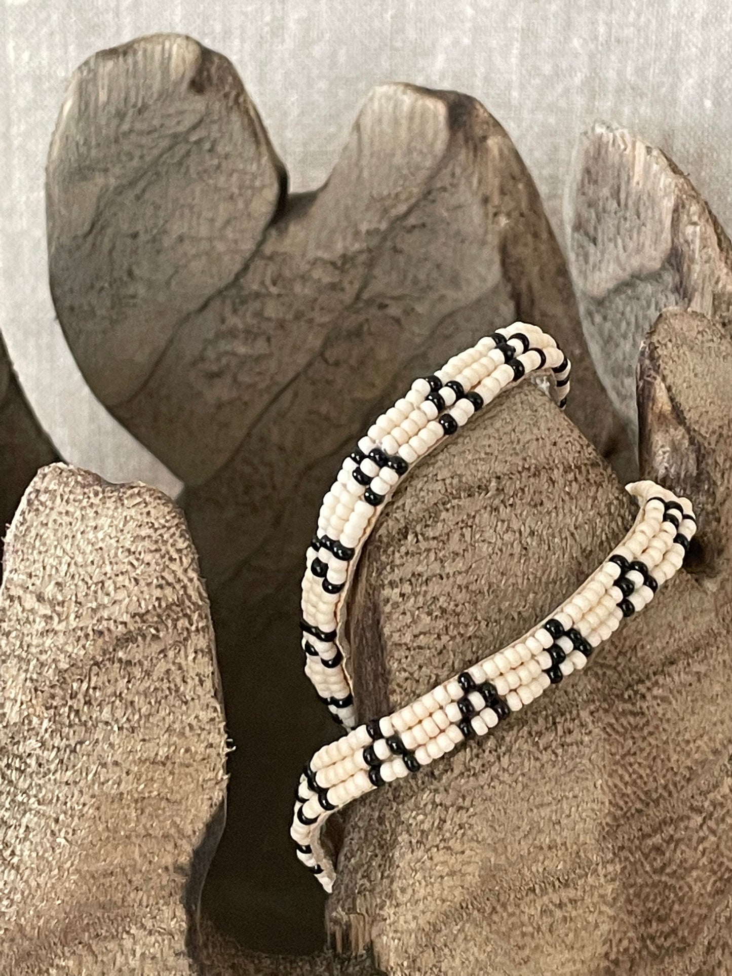 Pembetatu armband ecru/zwart