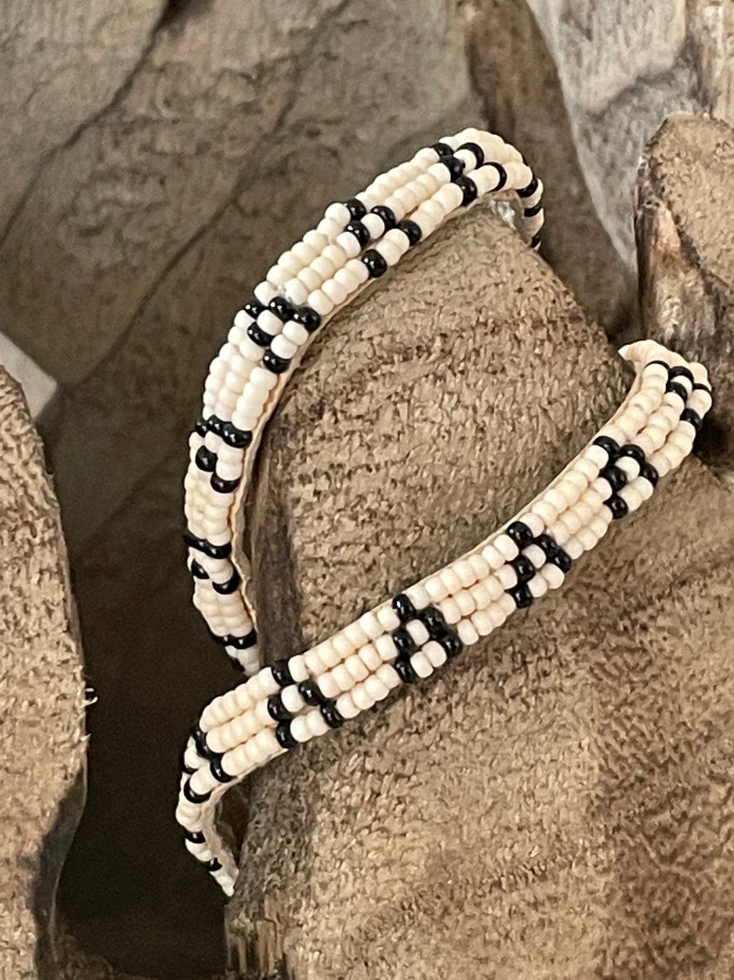 Pembetatu armband ecru/zwart