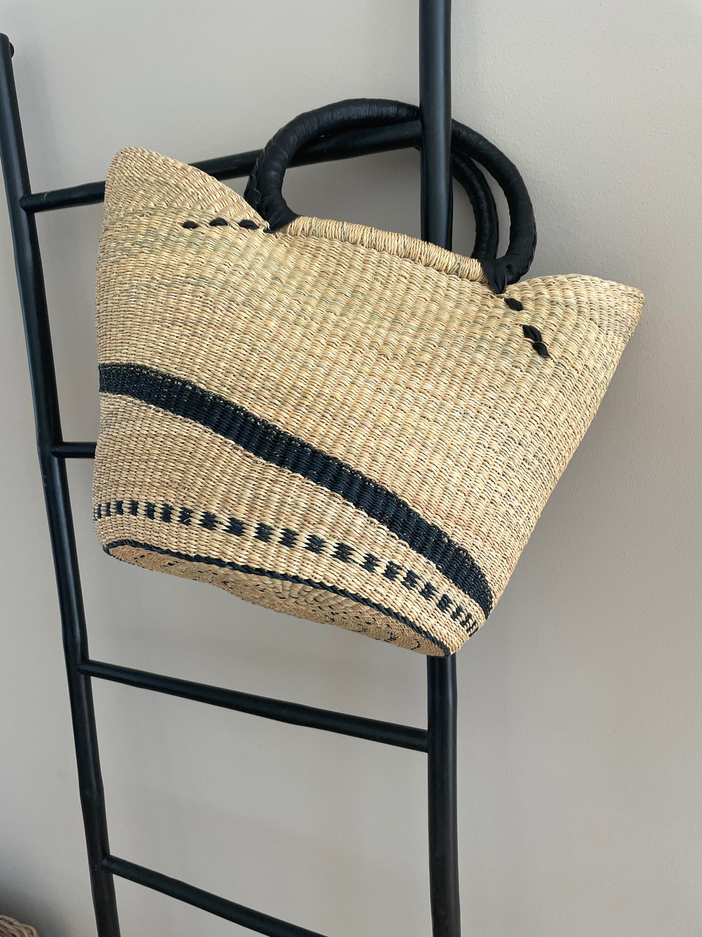 Bolga straw basket blue/natural
