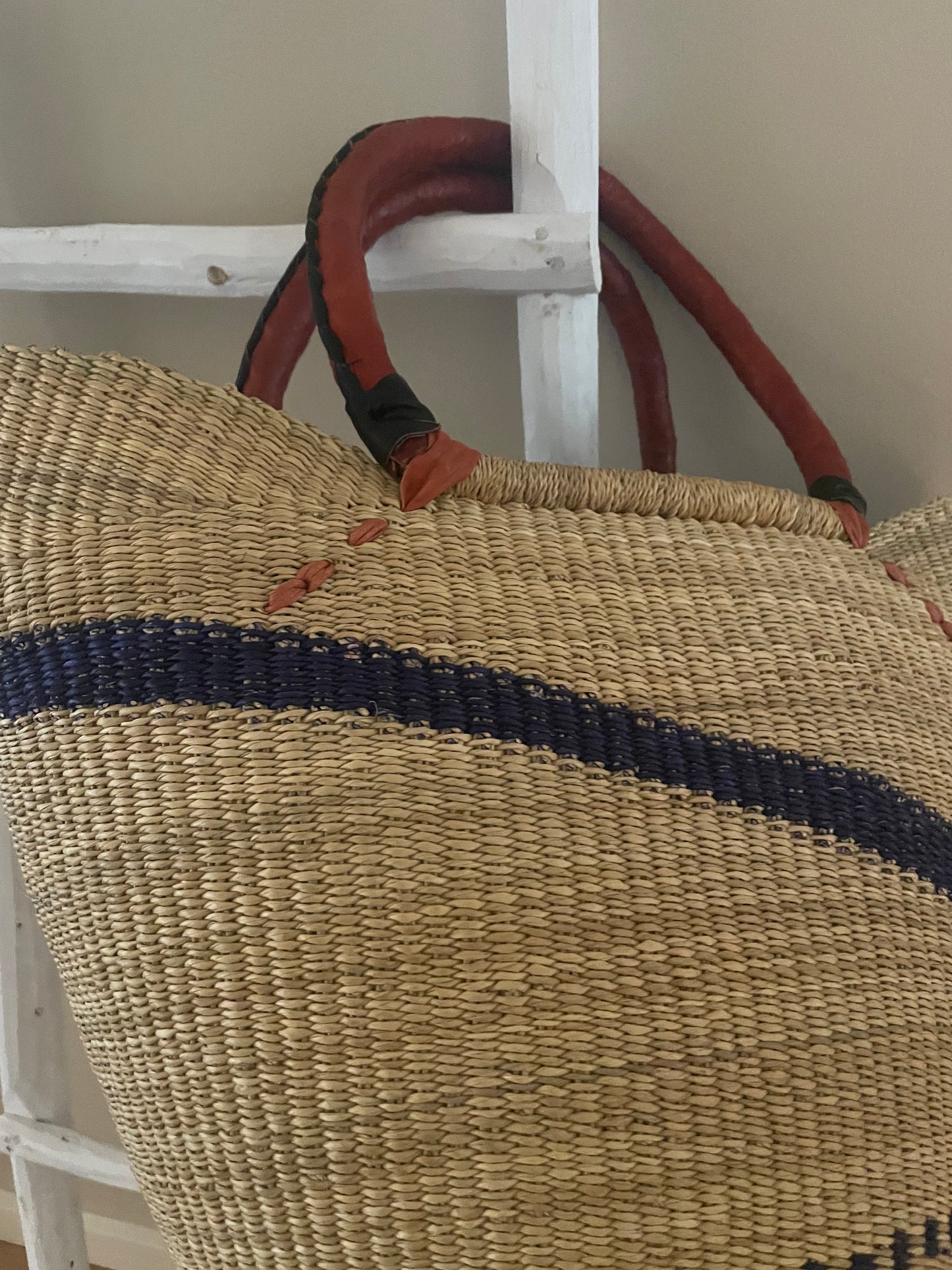 Bolga straw basket blue/natural