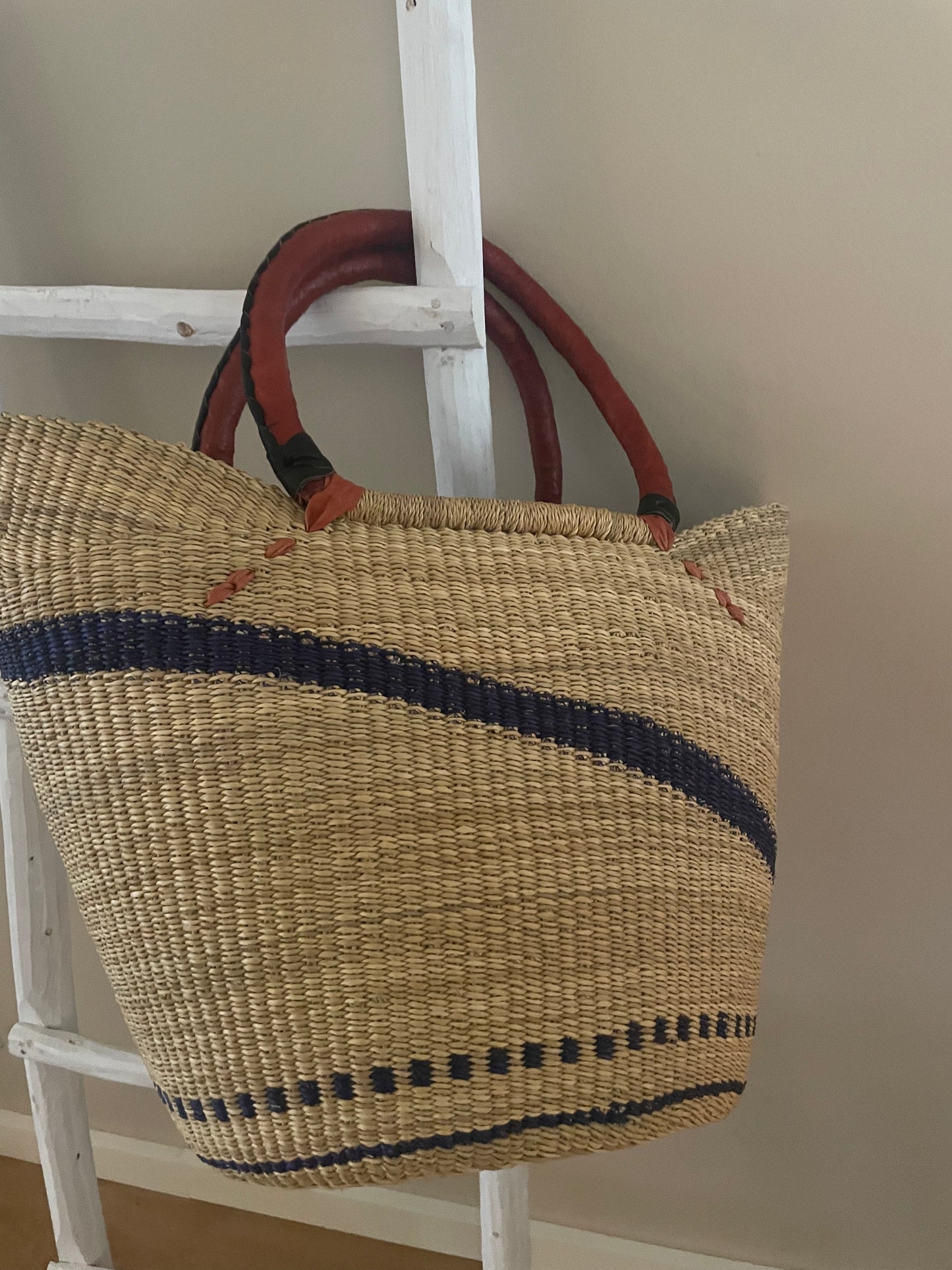 Bolga straw basket blue/natural