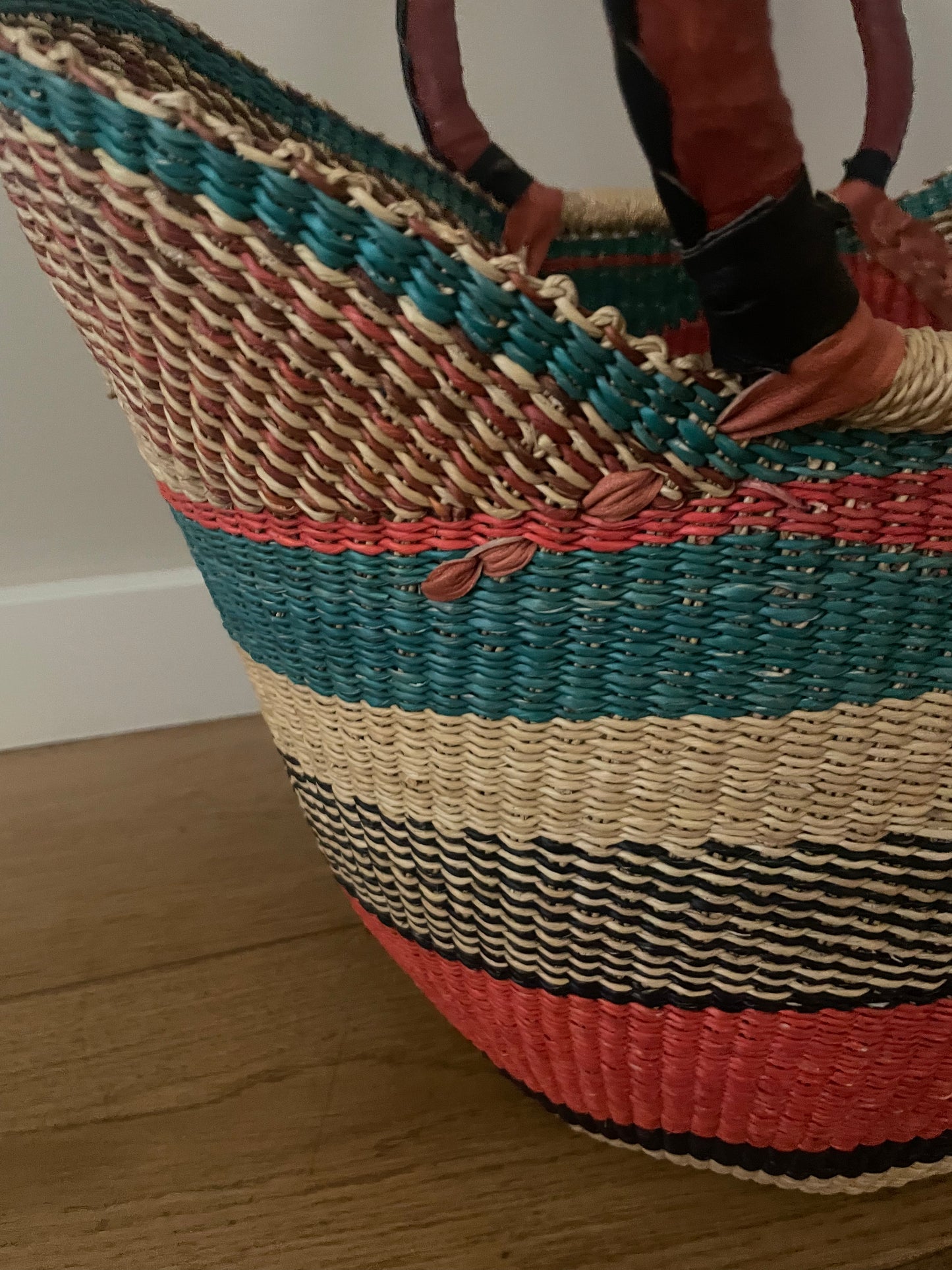 Bolga straw basket blue/natural