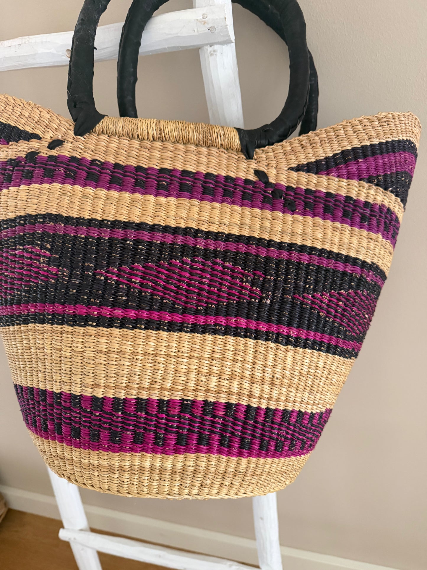 Bolga rieten mand donker roze / naturel