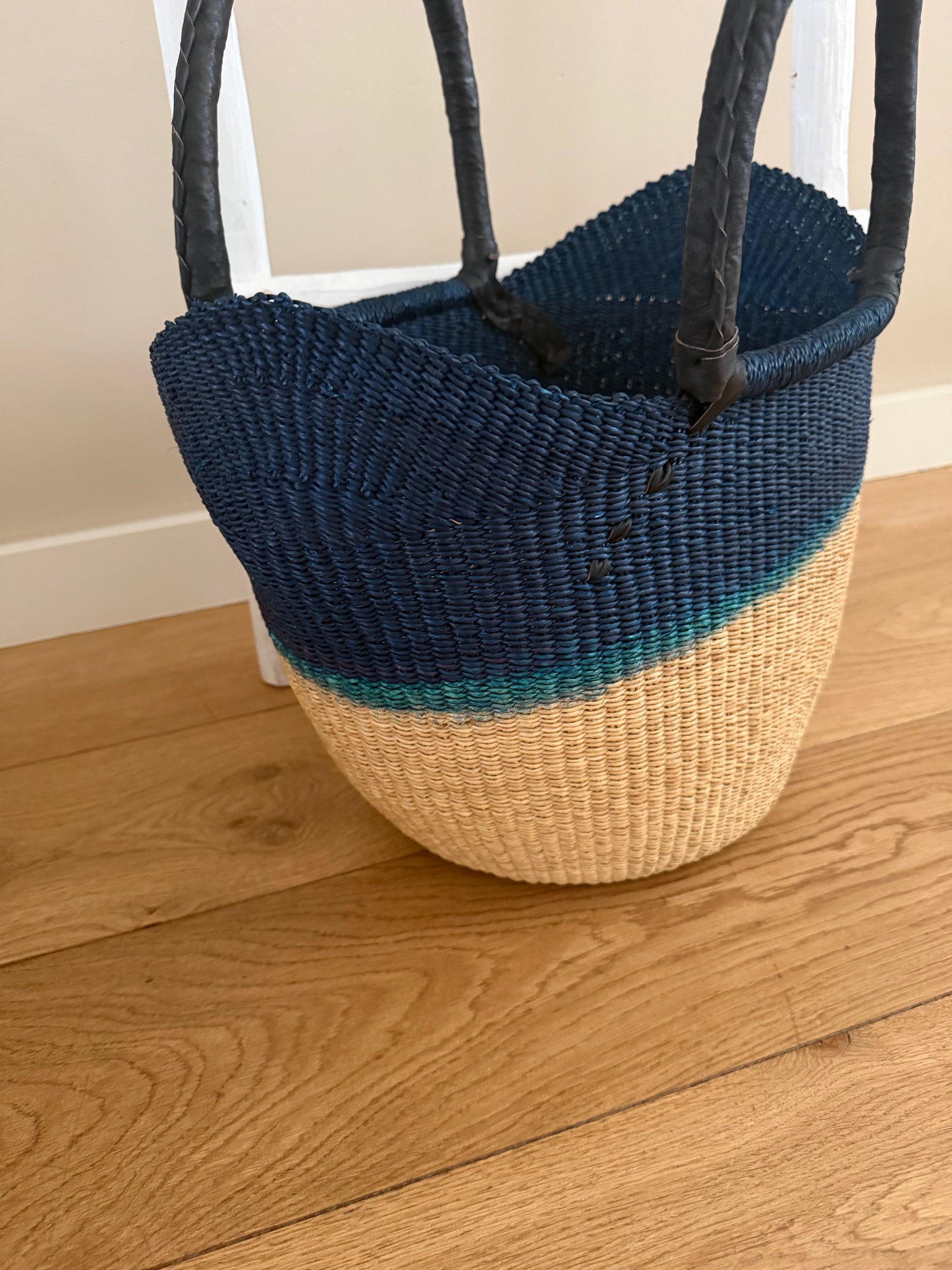 Bolga rieten mand donkerblauw / naturel