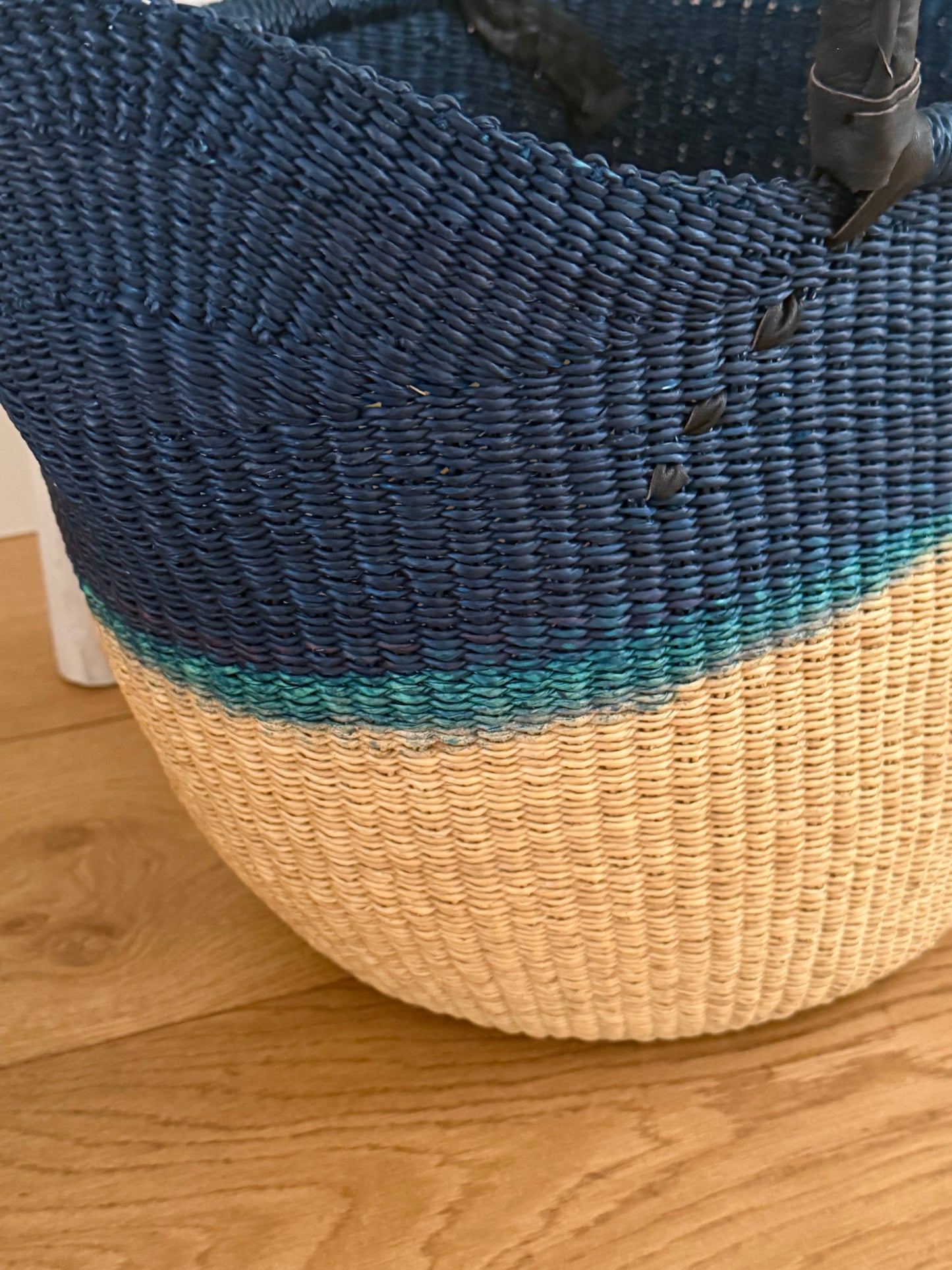 Bolga rieten mand donkerblauw / naturel